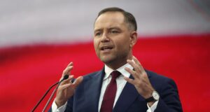 Польща пропонує заборонити червоно-чорний прапор ОУН-УПА на законодавчому рівні Навроцький вимагає заборони прапора УПА у Польщі