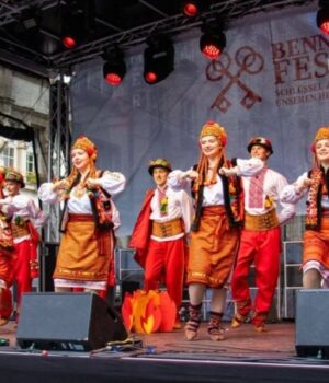«Це-підтримка-своїх-за-кордоном»:-як-український-ансамбль-об’єднав-дітей-біженців-у-Мюнхені «Це-підтримка-своїх-за-кордоном»:-як-український-ансамбль-об’єднав-дітей-біженців-у-Мюнхені