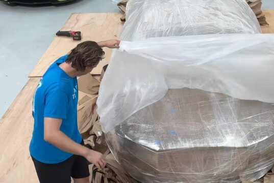 Чоловік замовив Bugatti з Китаю за 30 тисяч доларів: після розпакування він розсміявся Чоловік-замовив-bugatti-з-Китаю-за-30-тисяч-доларів:-після-розпакування-він-розсміявся