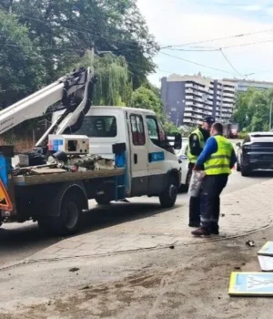 У Львові водій Porsche збив світлофор і втік із місця ДТП