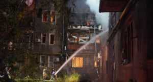 Російські удари по Запоріжжю: постраждали двоє жінок, пошкоджено житло та лікарню У Запоріжжі через атаку РФ пошкоджені багатоповерхівки та є постраждалі (фото)