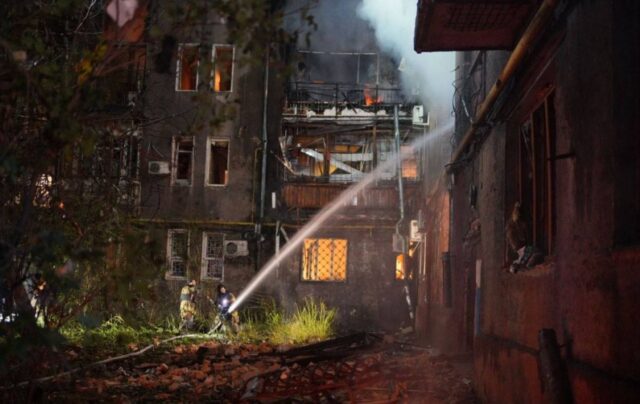 Російські удари по Запоріжжю: постраждали двоє жінок, пошкоджено житло та лікарню У Запоріжжі через атаку РФ пошкоджені багатоповерхівки та є постраждалі (фото)