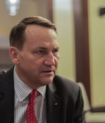 Польща запевняє, що Росія не має ресурсів для нападу на країну Росія щось готує проти Польщі, але сил для нападу не має, – Сікорський
