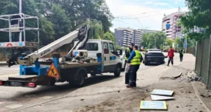 У Львові водій Porsche збив світлофор і втік із місця ДТП У Львові водій Porsche збив світлофор і втік із місця ДТП