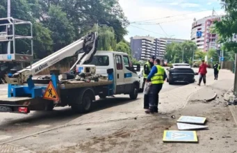 У Львові водій Porsche збив світлофор і втік із місця ДТП У Львові водій Porsche збив світлофор і втік із місця ДТП