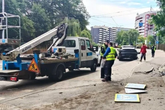 У Львові водій Porsche збив світлофор і втік із місця ДТП У Львові водій Porsche збив світлофор і втік із місця ДТП