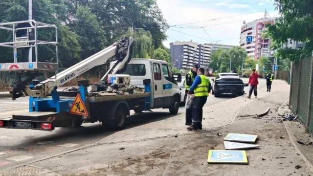 У Львові водій Porsche збив світлофор і втік із місця ДТП У Львові водій Porsche збив світлофор і втік із місця ДТП