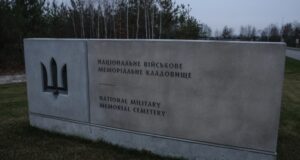 Проблеми з могилами на Національному військовому меморіальному кладовищі під Києвом після зливи На-Національному-військовому-кладовищі-розмило-частину-могил.-Що-кажуть-активісти-та-адміністрація