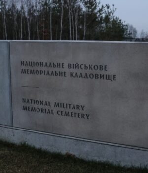 На-Національному-військовому-кладовищі-розмило-частину-могил.-Що-кажуть-активісти-та-адміністрація На-Національному-військовому-кладовищі-розмило-частину-могил.-Що-кажуть-активісти-та-адміністрація