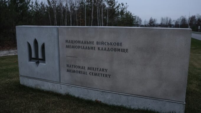 Проблеми з могилами на Національному військовому меморіальному кладовищі під Києвом після зливи На-Національному-військовому-кладовищі-розмило-частину-могил.-Що-кажуть-активісти-та-адміністрація