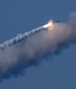 У-Києві-пролунала-серія-вибухів-під-час-атаки-балістичними-ракетами,-працює-ППО У-Києві-пролунала-серія-вибухів-під-час-атаки-балістичними-ракетами,-працює-ППО