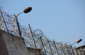 ЄС запровадив санкції проти осіб, причетних до катувань українських військовополонених ЄС ввів санкції проти 15 осіб за тортури українських полонених