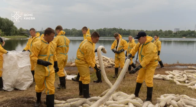 На Кирилівському озері триває масштабне очищення після удару РФ На Кирилівському озері триває масштабне очищення після удару РФ