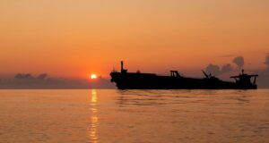 Світові ціни на нафту зросли через ескалацію конфлікту в Ормузькій протоці Ціни на нафту досягли місячного піку на тлі нових ударів США по Ірану