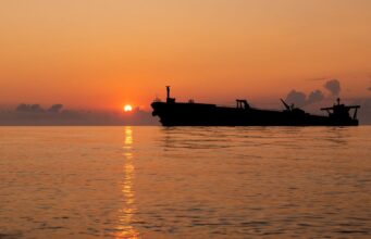 Світові ціни на нафту зросли через ескалацію конфлікту в Ормузькій протоці Ціни на нафту досягли місячного піку на тлі нових ударів США по Ірану
