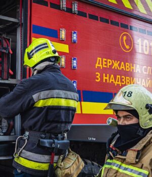dsns_facebook_com_dsnskharkiv__4fe06220ef2a79566704c1c0e88c2a5b_1300x820.jpg РФ з обіду безперервно атакує Харків дронами та КАБом: спалахнула пожежа, є поранені