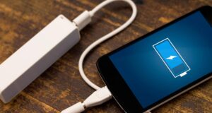 Чому виробники смартфонів відмовилися від знімних акумуляторів – названо причини Чому-виробники-смартфонів-відмовилися-від-знімних-акумуляторів-–-названо-причини