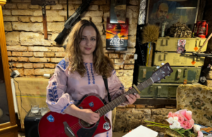 Музикантка Христина Панасюк: від волонтерства до служби в морській піхоті України «Уся-пахла-війною,-але-йшла-на-заняття-до-дітей»:-музикантка-й-військова-Христина-Панасюк-про.