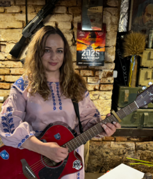 «Уся-пахла-війною,-але-йшла-на-заняття-до-дітей»:-музикантка-й-військова-Христина-Панасюк-про. «Уся-пахла-війною,-але-йшла-на-заняття-до-дітей»:-музикантка-й-військова-Христина-Панасюк-про.
