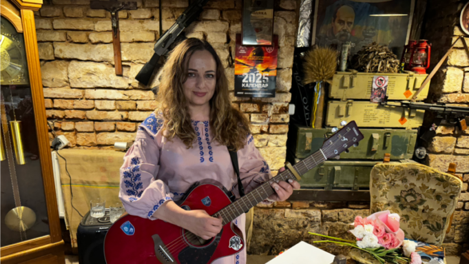Музикантка Христина Панасюк: від волонтерства до служби в морській піхоті України «Уся-пахла-війною,-але-йшла-на-заняття-до-дітей»:-музикантка-й-військова-Христина-Панасюк-про.