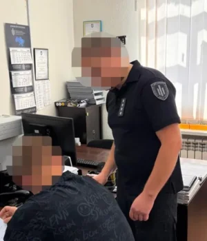 dbr_povidomilo_pro_pidozru_policejskomu_z_poltavi_yakij_zlamav_cholovikovi_ruku_pid_c6a5a07e0d727c.webp Поліцейському з Полтави повідомили про підозру після доставлення чоловіка до ТЦК