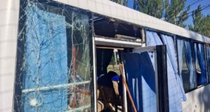 Атака дронів на автобус агрофірми в Марганці: одна жертва, вісім постраждалих Окупанти атакували дроном автобус у Марганці: загинув чоловік, є постраждалі