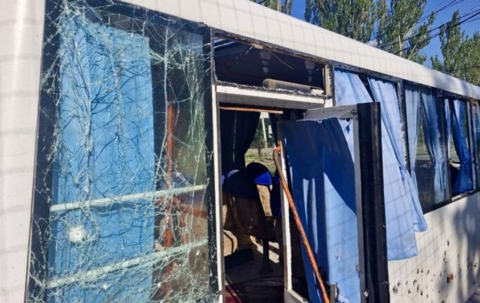 Атака дронів на автобус агрофірми в Марганці: одна жертва, вісім постраждалих Окупанти атакували дроном автобус у Марганці: загинув чоловік, є постраждалі