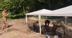 Знайшли рештки 9 тіл: на Волині триває ексгумація на місцях поховань 1943 року Знайшли-рештки-9-тіл:-на-Волині-триває-ексгумація-на-місцях-поховань-1943-року