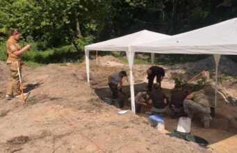 Знайшли рештки 9 тіл: на Волині триває ексгумація на місцях поховань 1943 року Знайшли-рештки-9-тіл:-на-Волині-триває-ексгумація-на-місцях-поховань-1943-року