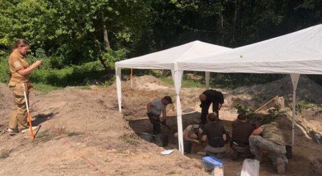 Знайшли рештки 9 тіл: на Волині триває ексгумація на місцях поховань 1943 року Знайшли-рештки-9-тіл:-на-Волині-триває-ексгумація-на-місцях-поховань-1943-року