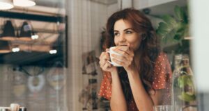 9 незвичайних рис людей, які обожнюють пити каву на самоті 9-незвичайних-рис-людей,-які-обожнюють-пити-каву-на-самоті