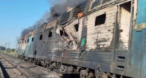Атака дрона на пасажирський поїзд у Запорізькій області: постраждала провідниця Росіяни знову атакували пасажирський поїзд на Запоріжжі, постраждала провідниця