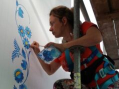Ольга Черьомушкіна: Мисткиня, яка зберігає українську культуру в Німеччині Розписала-«петриківкою»-храм-рекордсмен,-який-окупанти-переробили:-історія-художниці-з-Маріуполя