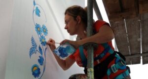 Ольга Черьомушкіна: Мисткиня, яка зберігає українську культуру в Німеччині Розписала-«петриківкою»-храм-рекордсмен,-який-окупанти-переробили:-історія-художниці-з-Маріуполя