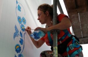 Ольга Черьомушкіна: Мисткиня, яка зберігає українську культуру в Німеччині Розписала-«петриківкою»-храм-рекордсмен,-який-окупанти-переробили:-історія-художниці-з-Маріуполя