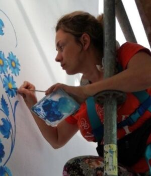 Розписала-«петриківкою»-храм-рекордсмен,-який-окупанти-переробили:-історія-художниці-з-Маріуполя Розписала-«петриківкою»-храм-рекордсмен,-який-окупанти-переробили:-історія-художниці-з-Маріуполя
