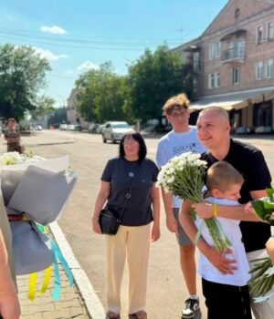 У-Нововолинську-зустріли-звільненого-з-полону-захисника-«Азовсталі»-Володимира-Фаброго У-Нововолинську-зустріли-звільненого-з-полону-захисника-«Азовсталі»-Володимира-Фаброго