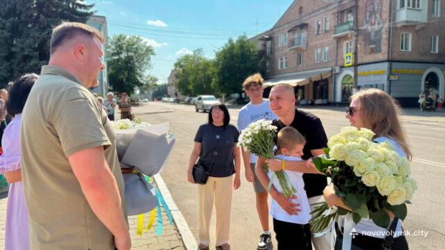 Нововолинськ зустрів військовослужбовця, звільненого з полону У-Нововолинську-зустріли-звільненого-з-полону-захисника-«Азовсталі»-Володимира-Фаброго