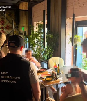 751549636_1818320599330767_2088332883381644178_n.webp Генпрокуратура викрила адвоката, який вимагав $14 тисяч за вирішення справи в суді