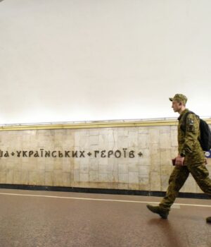 stantsiya_platforma_metro_ploshcha_ukrayinskih_geroyiv_viyskoviy_2024_gettyimages_2146a5e269ee727d.jpg Доплата 10 тисяч гривень військовим: хто може отримати ці виплати, а кому не нарахують