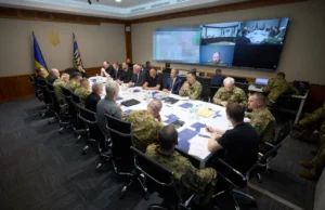 Зеленський провів першу спеціальну Ставку з виробниками зброї та командувачами корпусів Зеленський-провів-спеціальну-Ставку-–-вперше-були-виробники-зброї-та-командирів-корпусів