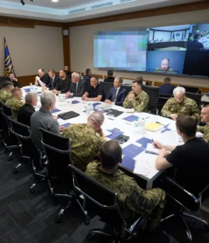 Зеленський-провів-спеціальну-Ставку-–-вперше-були-виробники-зброї-та-командирів-корпусів Зеленський-провів-спеціальну-Ставку-–-вперше-були-виробники-зброї-та-командирів-корпусів