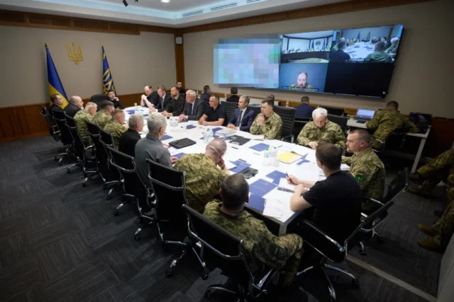 Зеленський провів першу спеціальну Ставку з виробниками зброї та командувачами корпусів Зеленський-провів-спеціальну-Ставку-–-вперше-були-виробники-зброї-та-командирів-корпусів