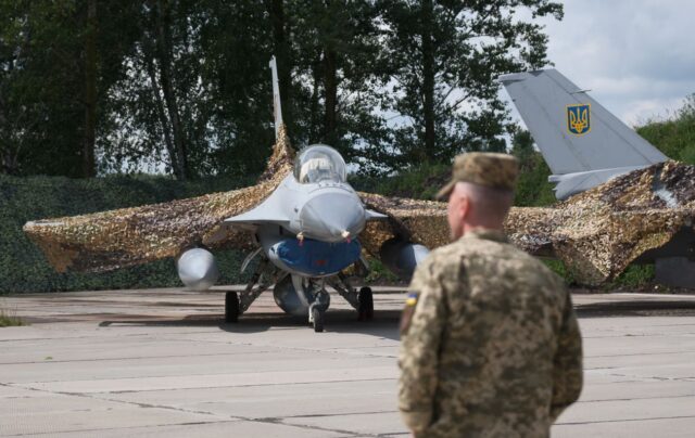 Перемога українських Повітряних сил: F-16 вперше збив російський винищувач Україна вперше збила російський винищувач за допомогою F-16, – генерал США