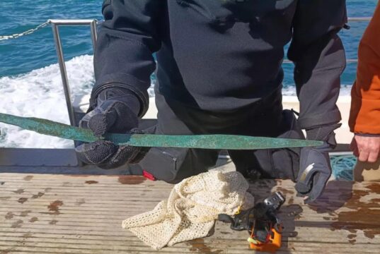 Водолази знайшли меч бронзової доби віком 3000 років, захований у морі Водолази-знайшли-меч-бронзової-доби-віком-3000-років,-захований-у-морі