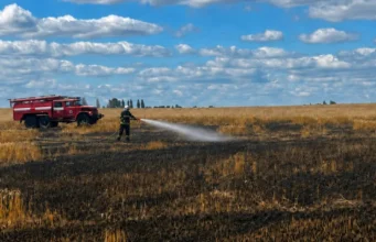 Російська атака призвела до пожежі на пшеничному полі в Житомирській області Атака-рф-спричинила-пожежу-на-пшеничному-полі-в-Житомирській-області-–-ОВА