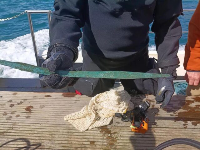 Водолази знайшли 3000-літній меч бронзової доби, захований у морі Водолази-знайшли-3000-літній-меч-бронзової-доби,-захований-у-морі