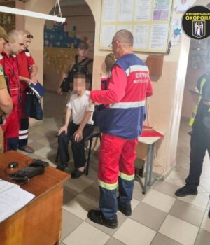 В ліцеї-у Києві-затримали-чоловіка-з ножем:-що відомо-(фото) В ліцеї-у Києві-затримали-чоловіка-з ножем:-що відомо-(фото)