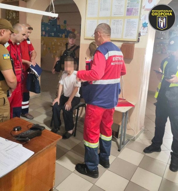 В ліцеї у Києві затримали чоловіка з ножем: що відомо (фото) В ліцеї-у Києві-затримали-чоловіка-з ножем:-що відомо-(фото)