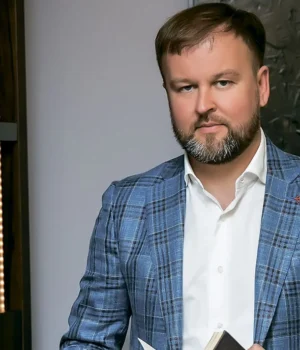 boss_01.webp Скандальний забудовник, який винен Києву 53 млн грн податків, з розмахом гуляє у Франції